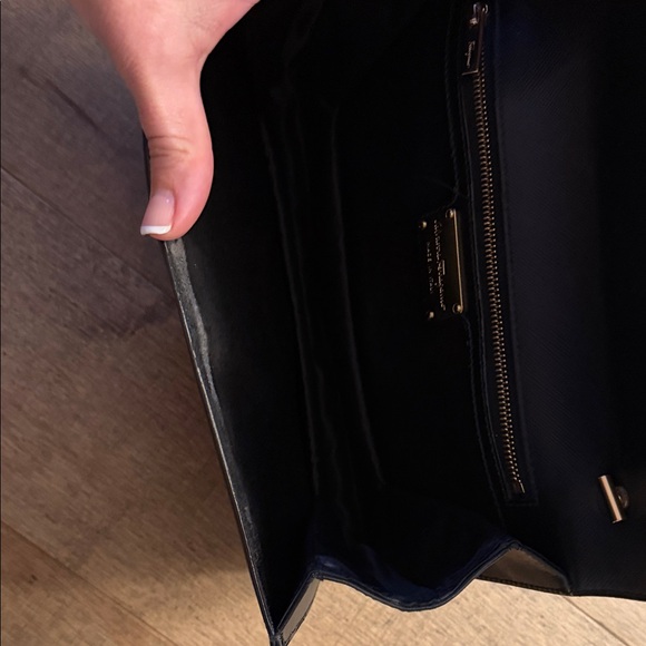 💕 Salvatore Ferragamo Black Crossbody Bag with Gold Chain - Picture 4 of 10